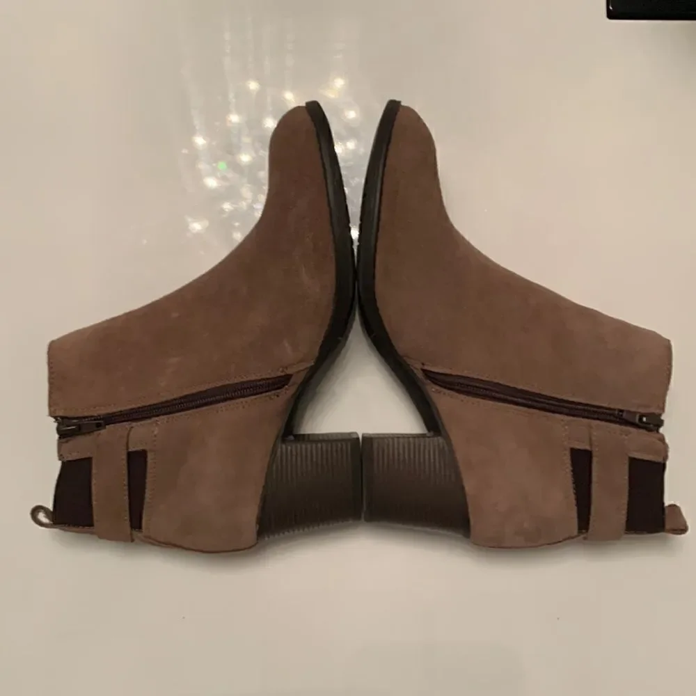 Skechers Suede Taupe Color Block Heel Ladies Ankle Boots Size 8,5